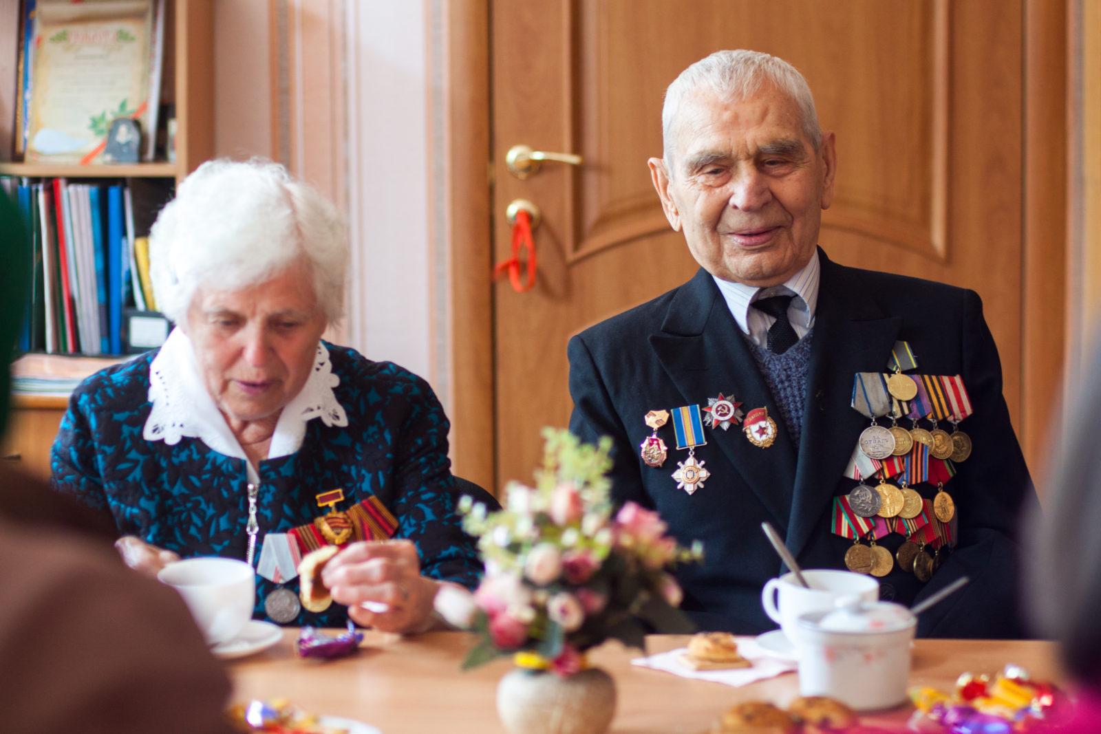 Ein älterer Mann und eine Frau, die an einem Tisch sitzen