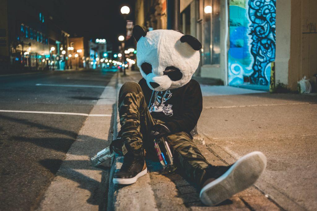 So veranstaltet sich eine Kneipentour: Schütze deine Gruppe vor dem gleichen Schicksal wie dieser Panda.