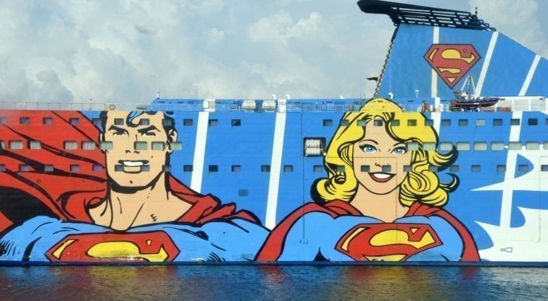 Eine Comic-Werbung auf der Seite eines Kreuzfahrtschiffes.